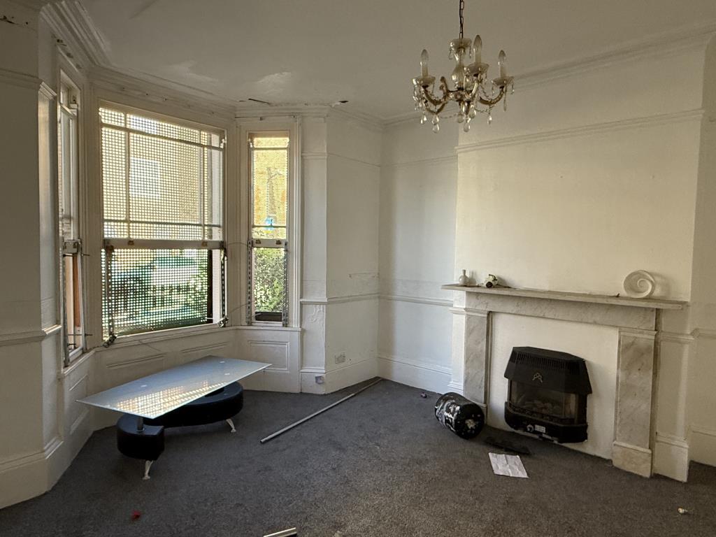 Lot: 118 - HOUSE CLOSE TO TOWN CENTRE IN NEED OF REFURBISHMENT - Living Room in House in Need of Refurbishment